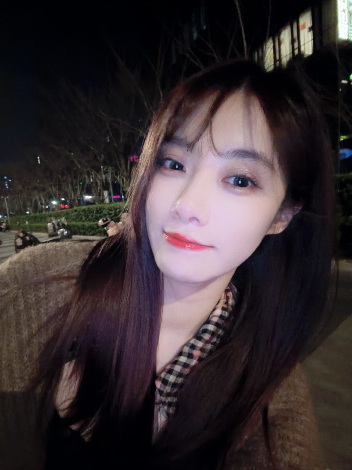 小钰分手风波后首次更新日常照片：魅力拉满，出门聚餐~